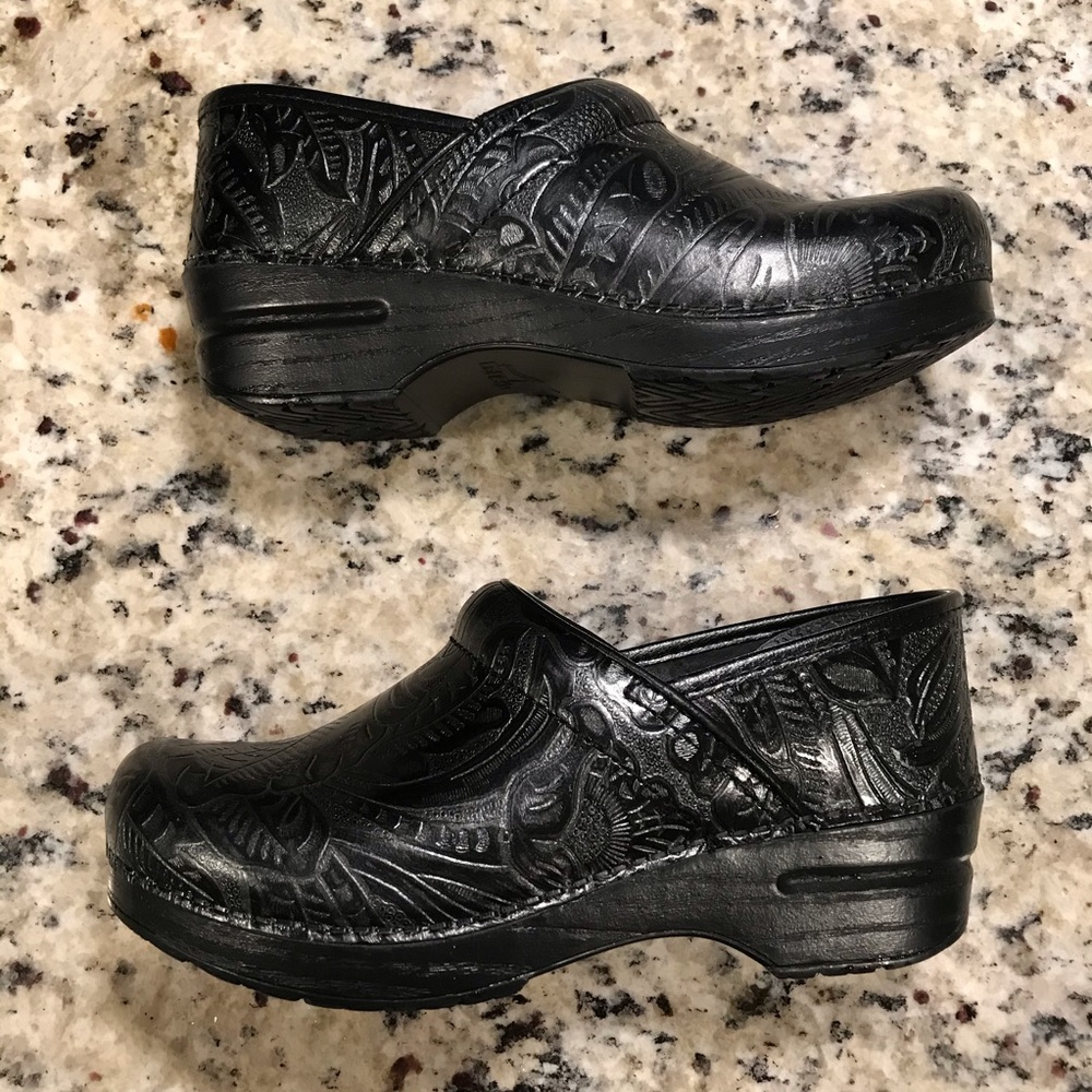 Like new Dansko women’s clogs